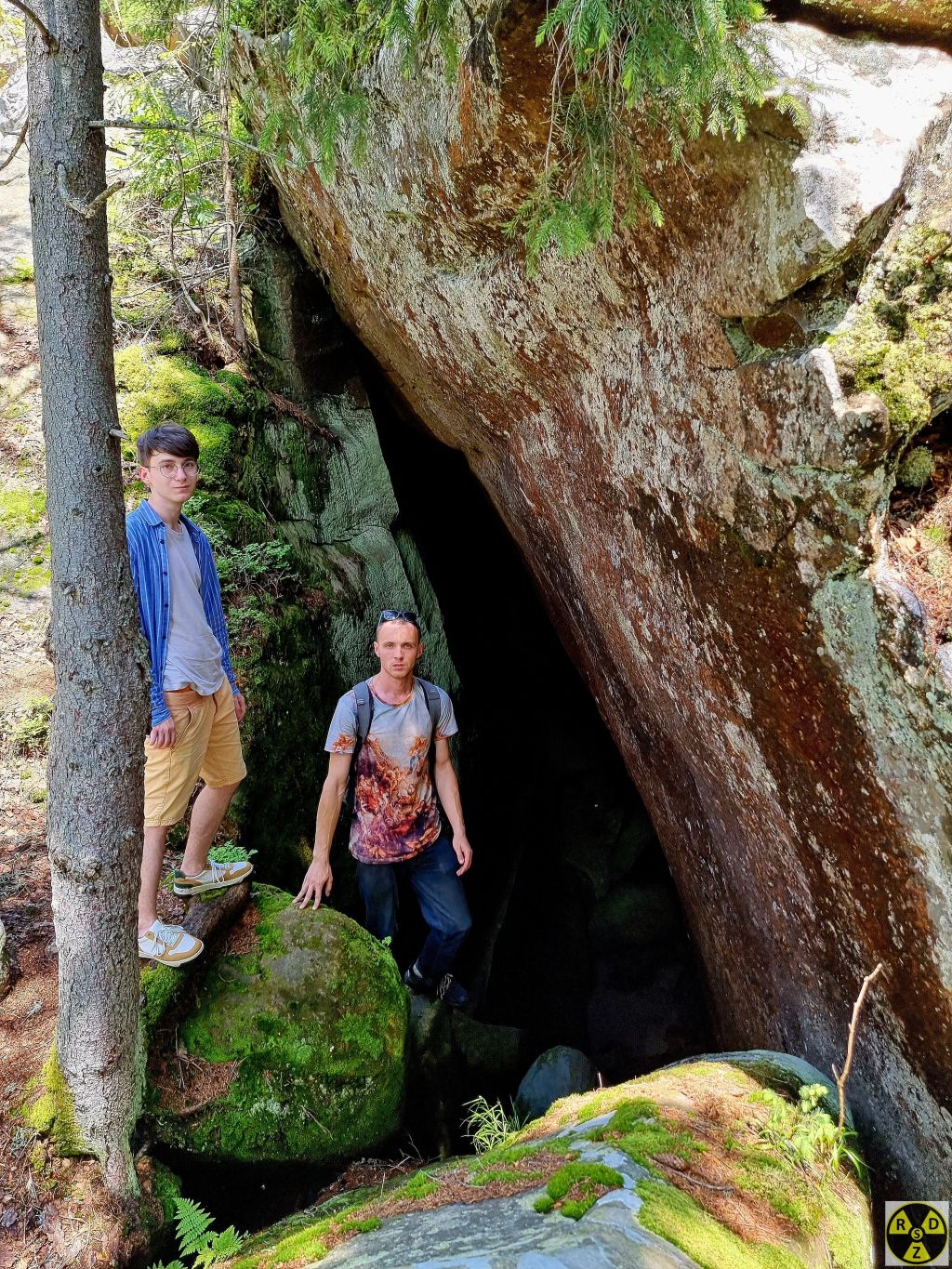 Михайло показує нам вхід у той самий, найбільший ґрот