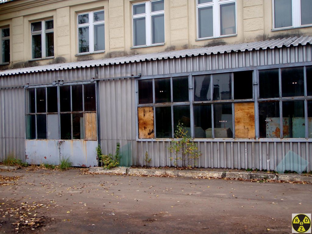 Будинок схожий на стару, польську архітектуру. Завагато декору як на пролетаріат