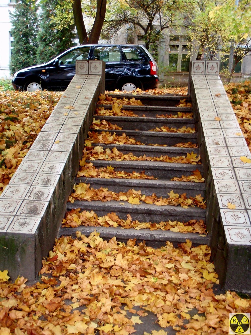 Заводські сходи викладені туалетною плиткою