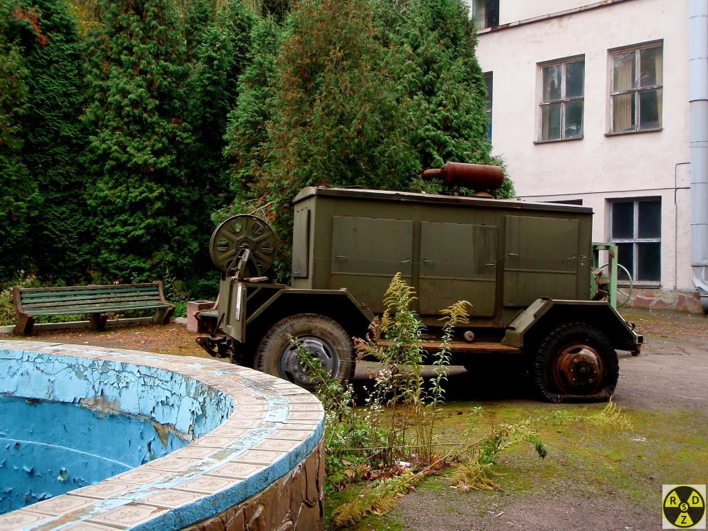 Біля фонтану гниє техніка