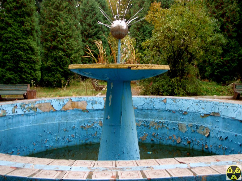 Характерний фонтан після заводської прохідної. Думаю всі працівники його пам'ятають
