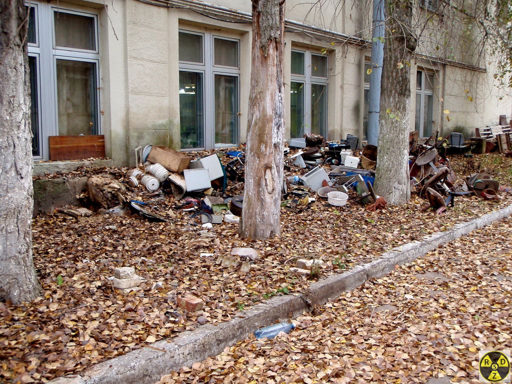 Тут до електроніки додалися ще стільці та тумбочки