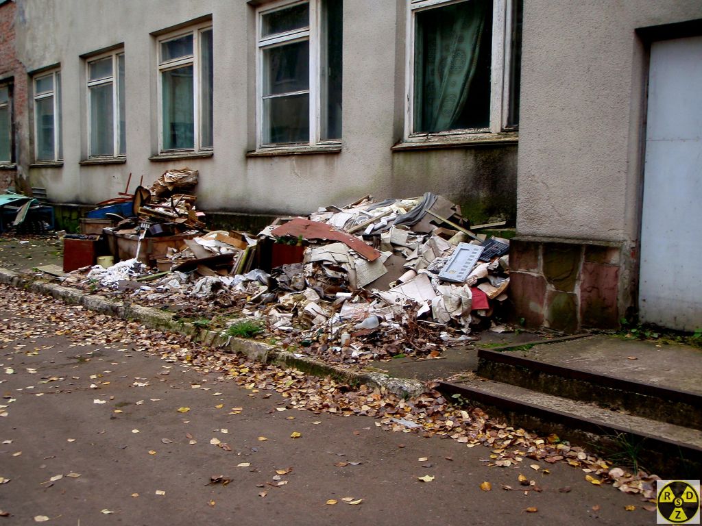 Купи сміття на електроніки яку викинули з вікон приміщення