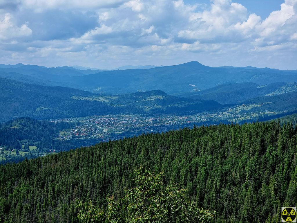 Село Микуличин зі скелі Шугаїв Камінь