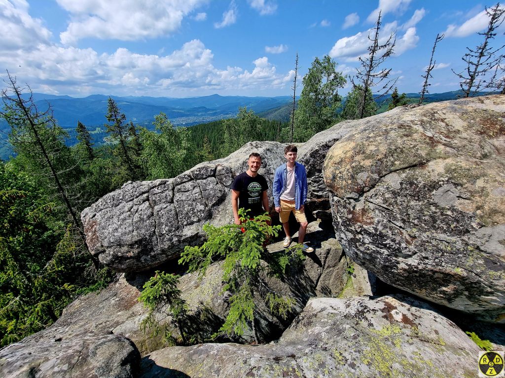 На вершину "Шугаїв Камінь" є зручний захід з правого боку скелі