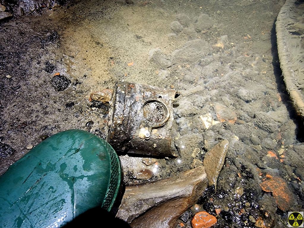 Такі от артефакти під ногами. То ж сюди скидають не тільки каналізацію, а й сміття з автосервісів