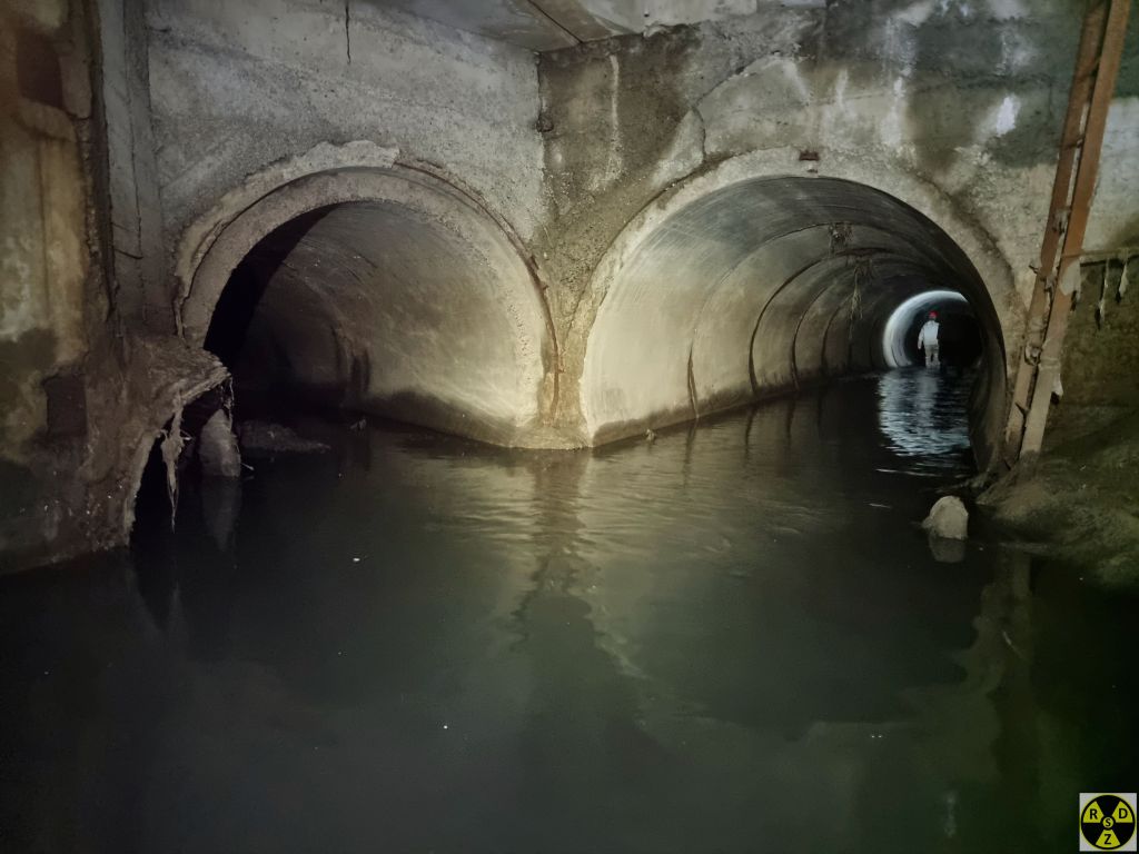 Це ж місце, але під землею. Ліворуч - каналізація з Персенківки. Прямо - річка Зубра