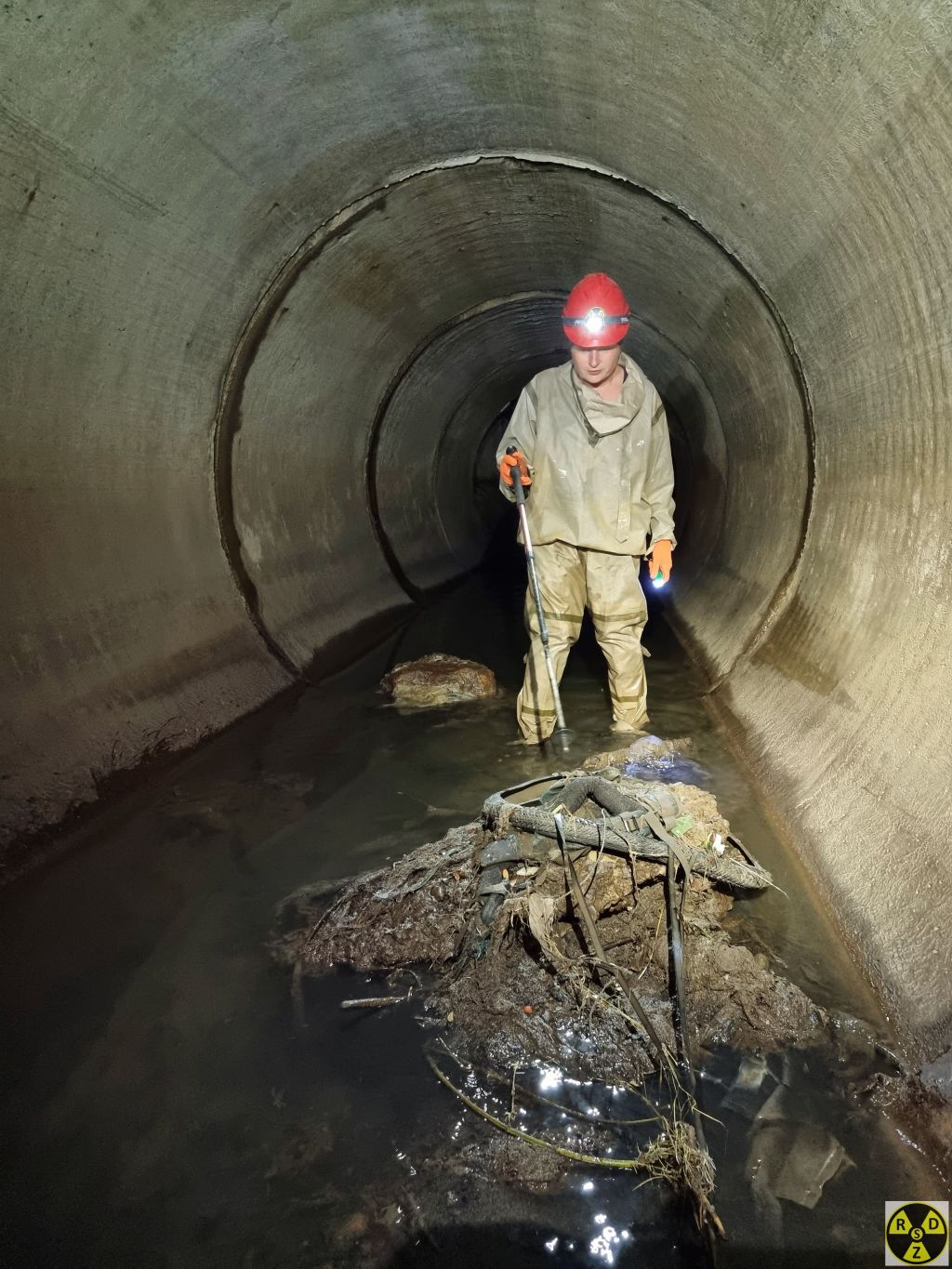 Далі в колекторі нам трапилися гори бруду, рюкзак та велосипедна шина