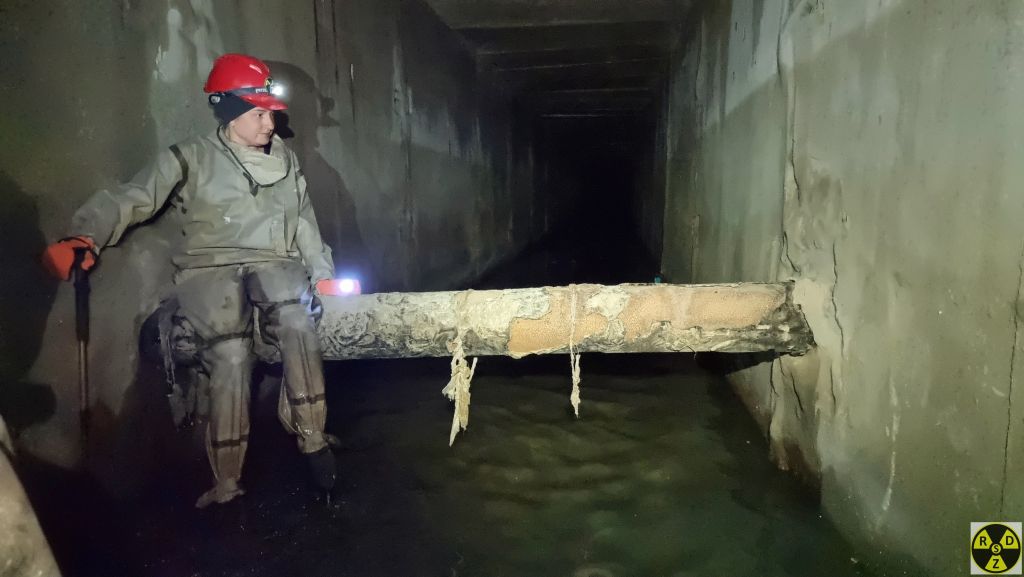 Перелазимо водяну трубу комунікацій. Такого в колекторі бути не повинно