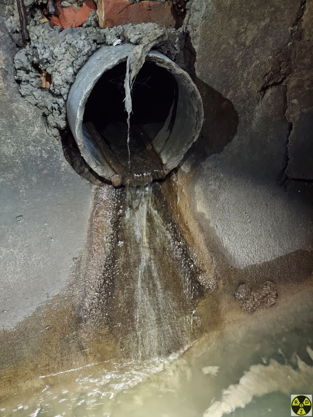 Ще одна врізка в Зубру. Шкода що ми не взяли з собою балон монтажної піни