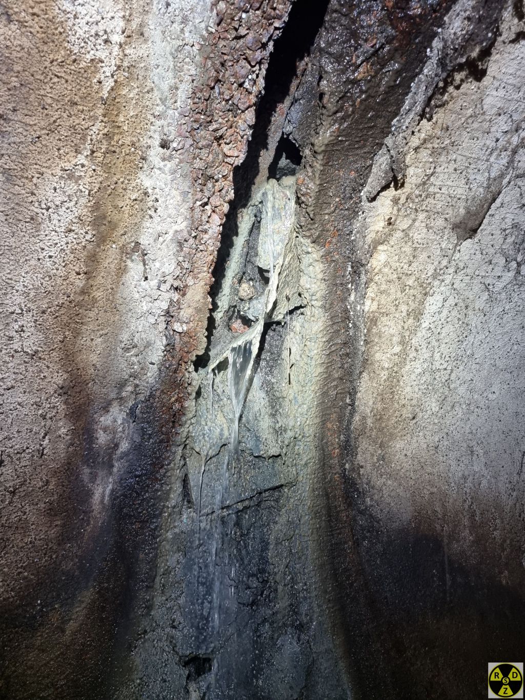 Тут постійно тече противна сіра вода яка жахливо смердить