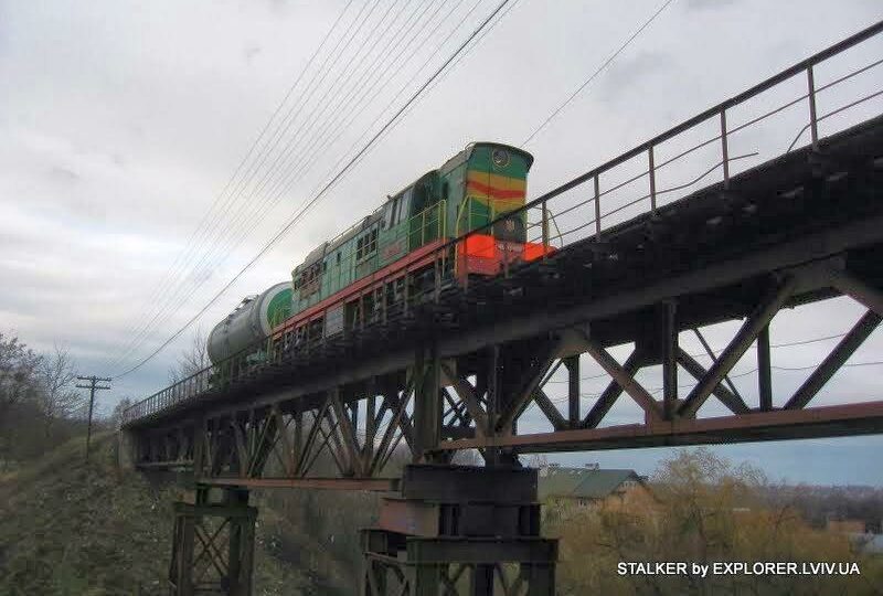 Один з останніх потягів фантомною залізницею зі Львова у Винники, 2013 рік. Фото звідси