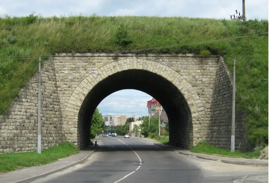 Красивий тунель на вулиці Тунельній