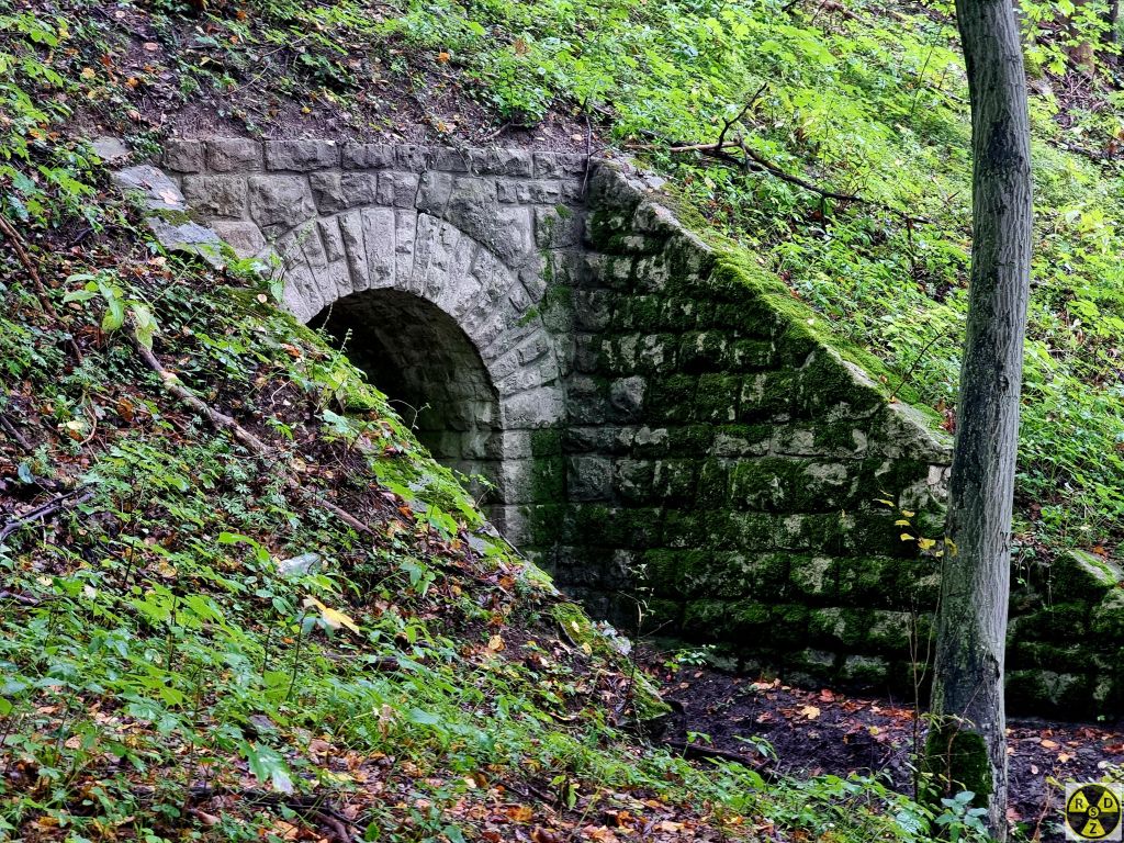 Ліворуч побачимо вхід в тунель