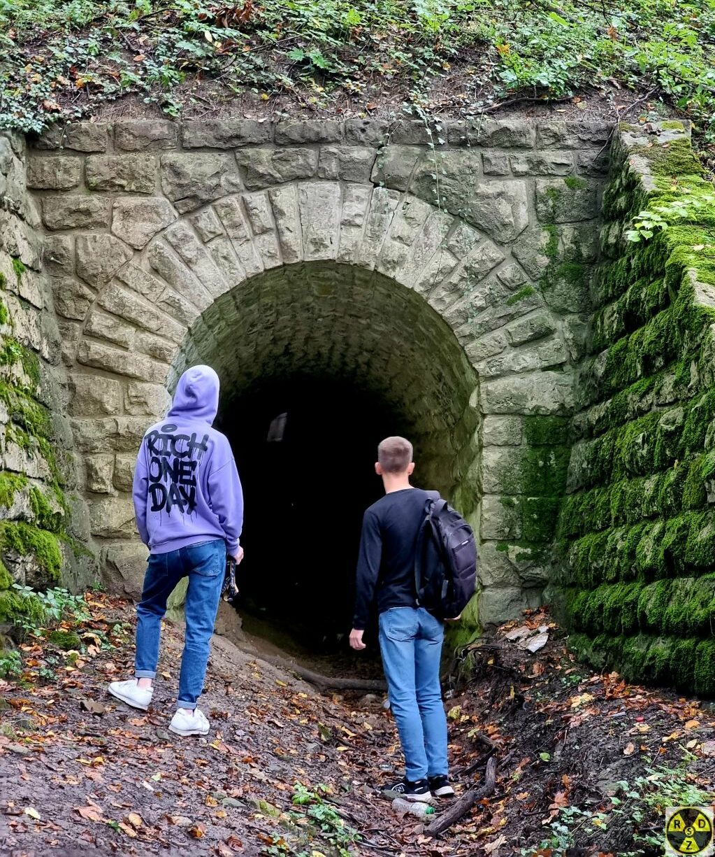 Вмикаємо ліхтарики та сміливо заходимо всередину