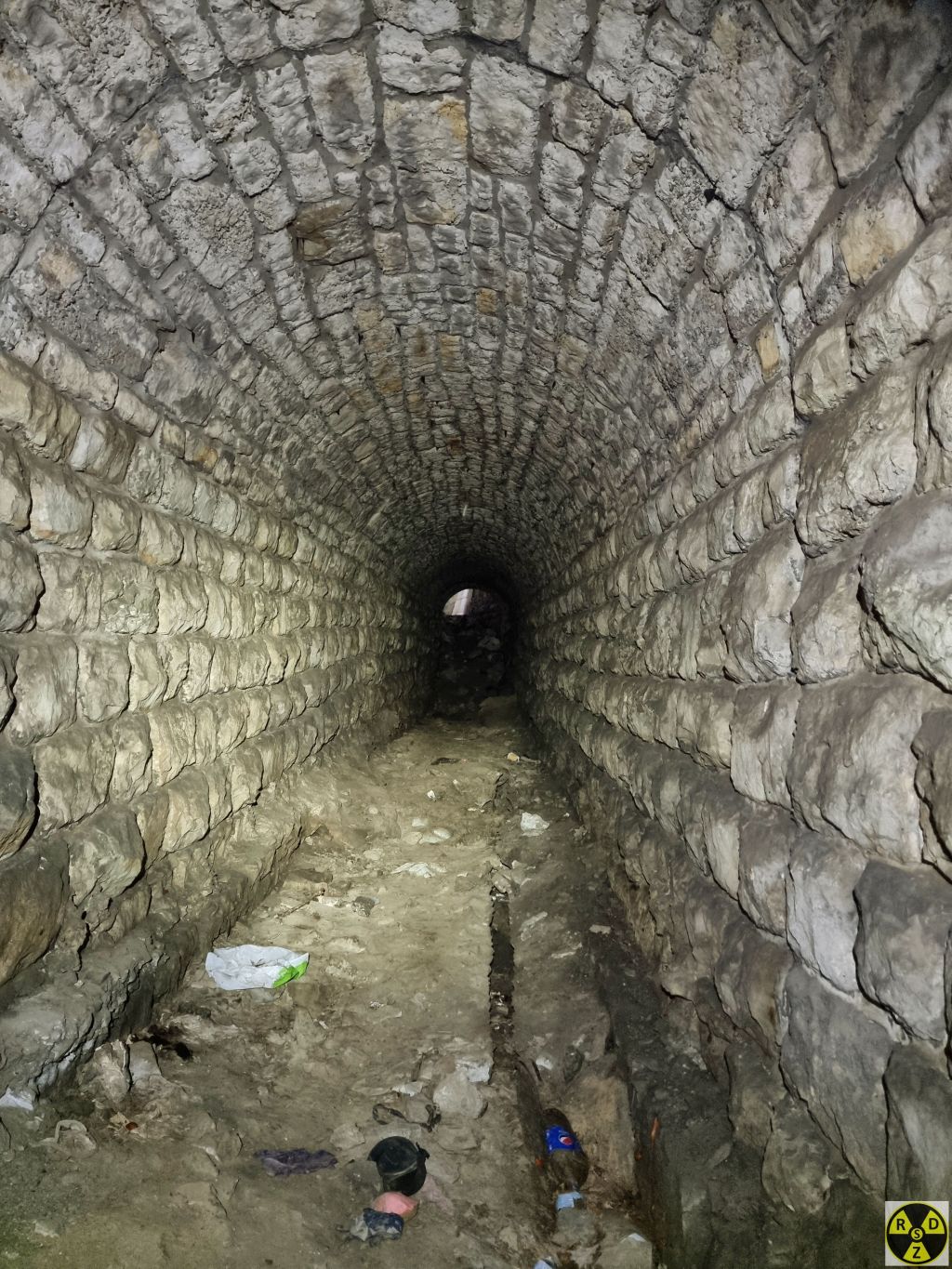 Всередині маємо красивий арочний тунель з тесаного каменю. Вид в сторону Чортових скель. Ще б дно поприбирати і був би чудовий туристичний об'єкт