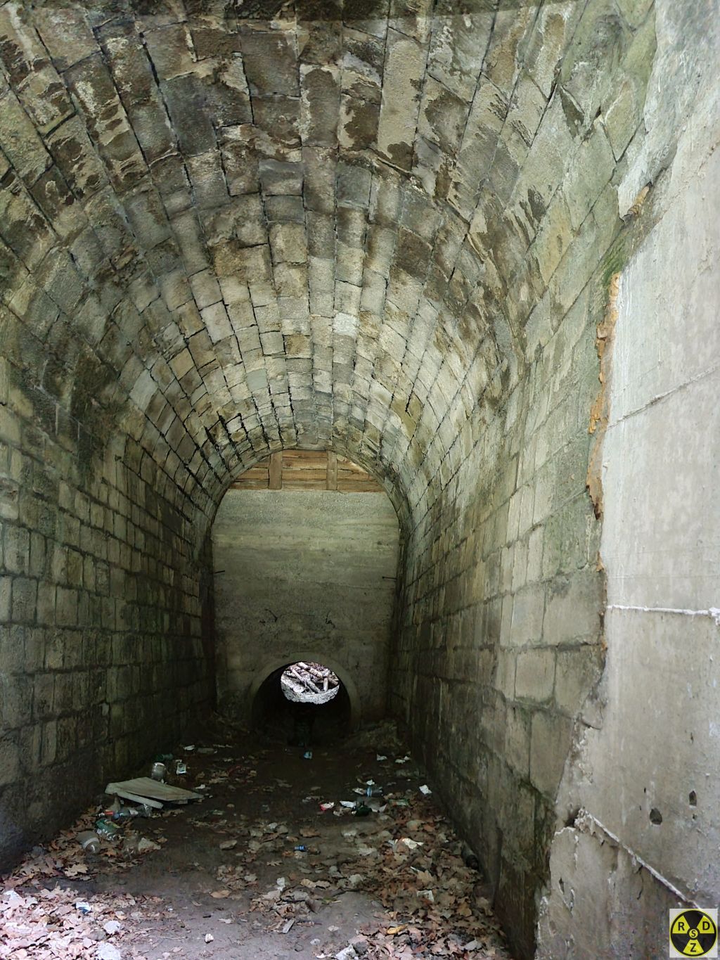 Бетонне продовження тунелю під автомобільною дорогою. Вихід в сторону Чортових Скель