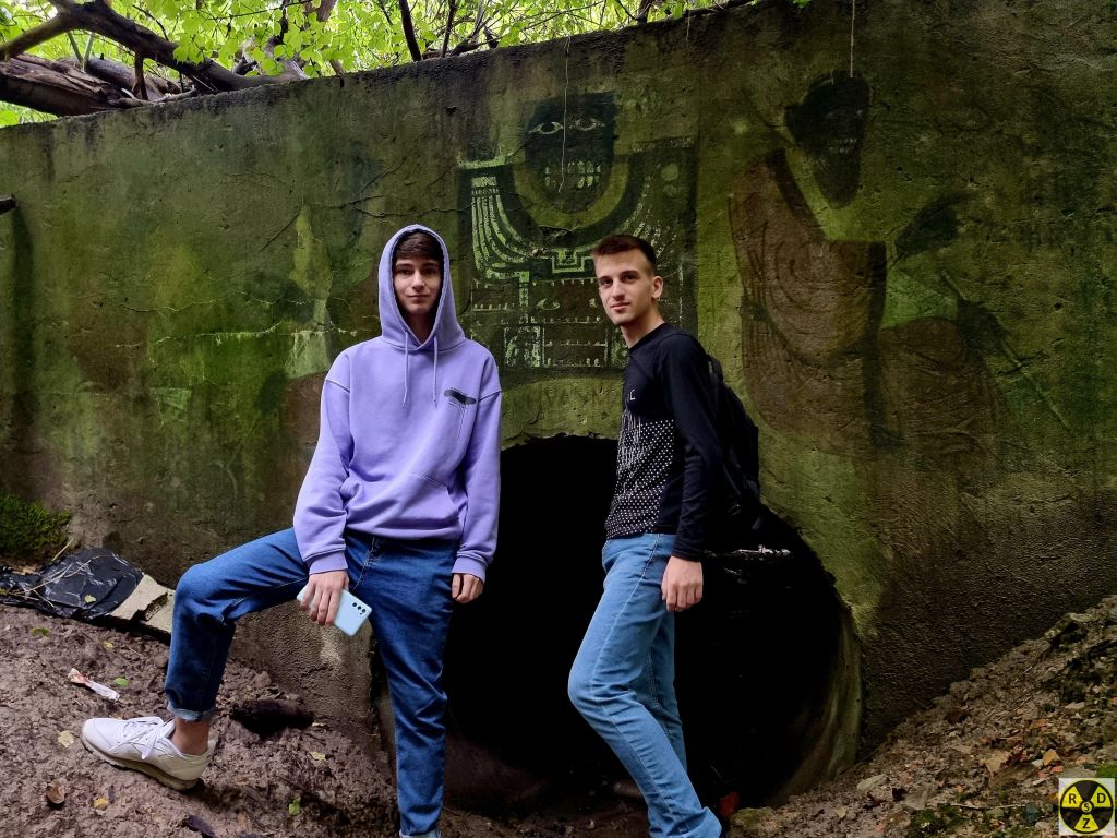 Вихід зі сторони лісу та Чортових скель