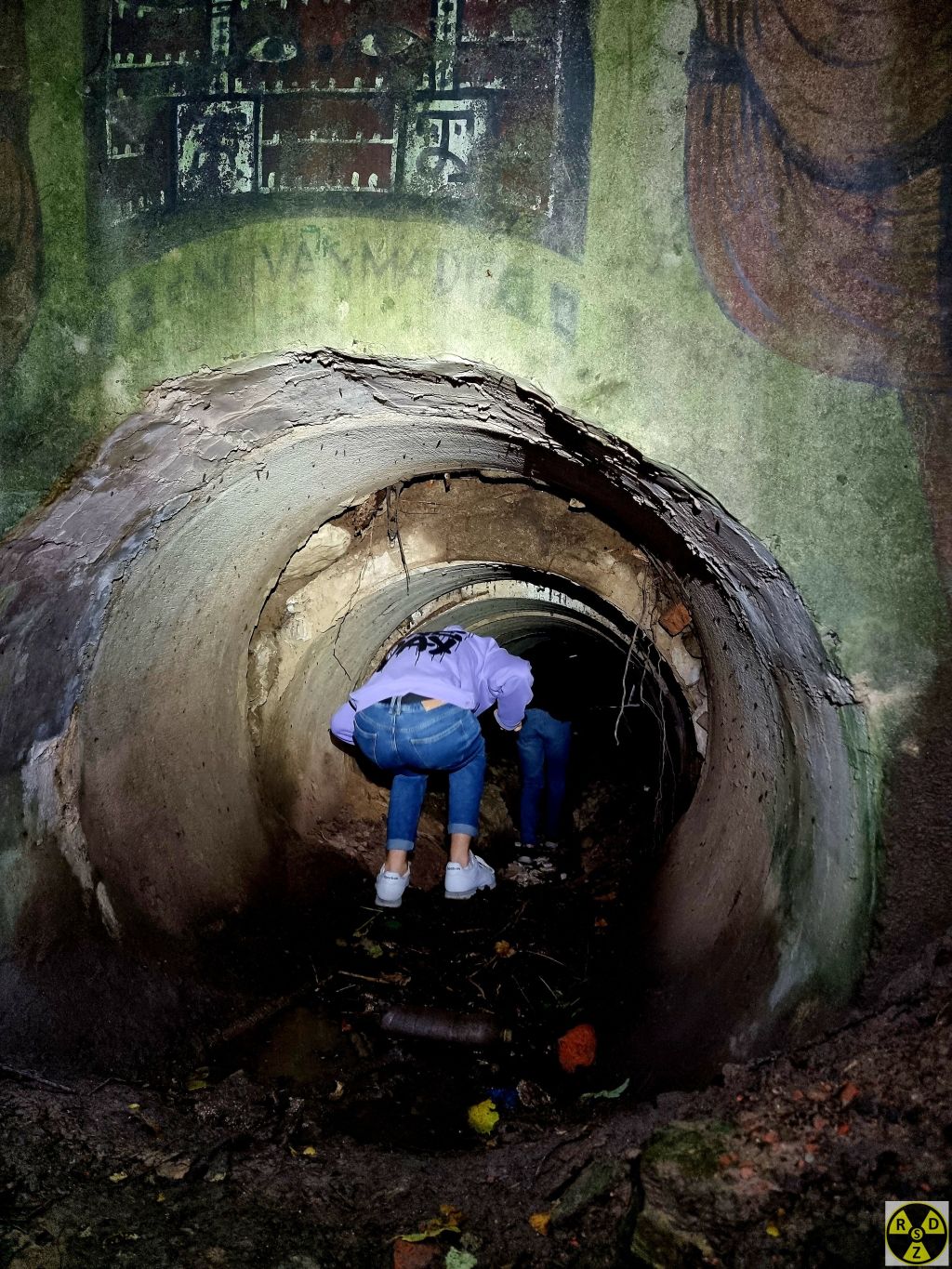 Тунель, який ми колись прочистили, потроху замулюється. То ж останні кілька метрів прийдеться йти напівзігнутим