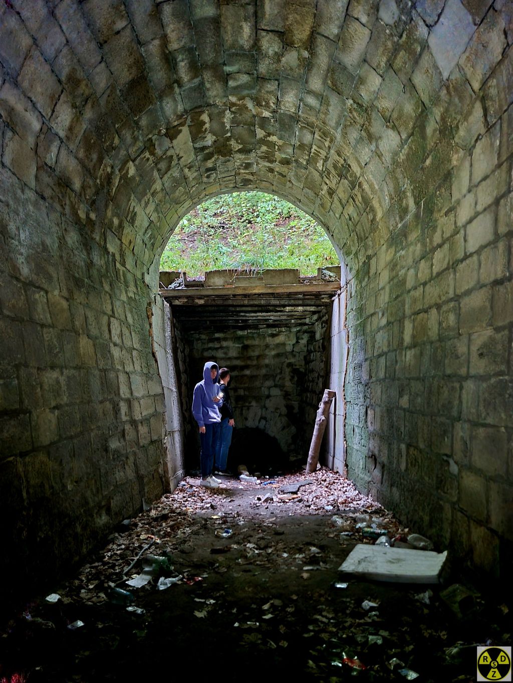 Перехід широкого тунелю у вузький