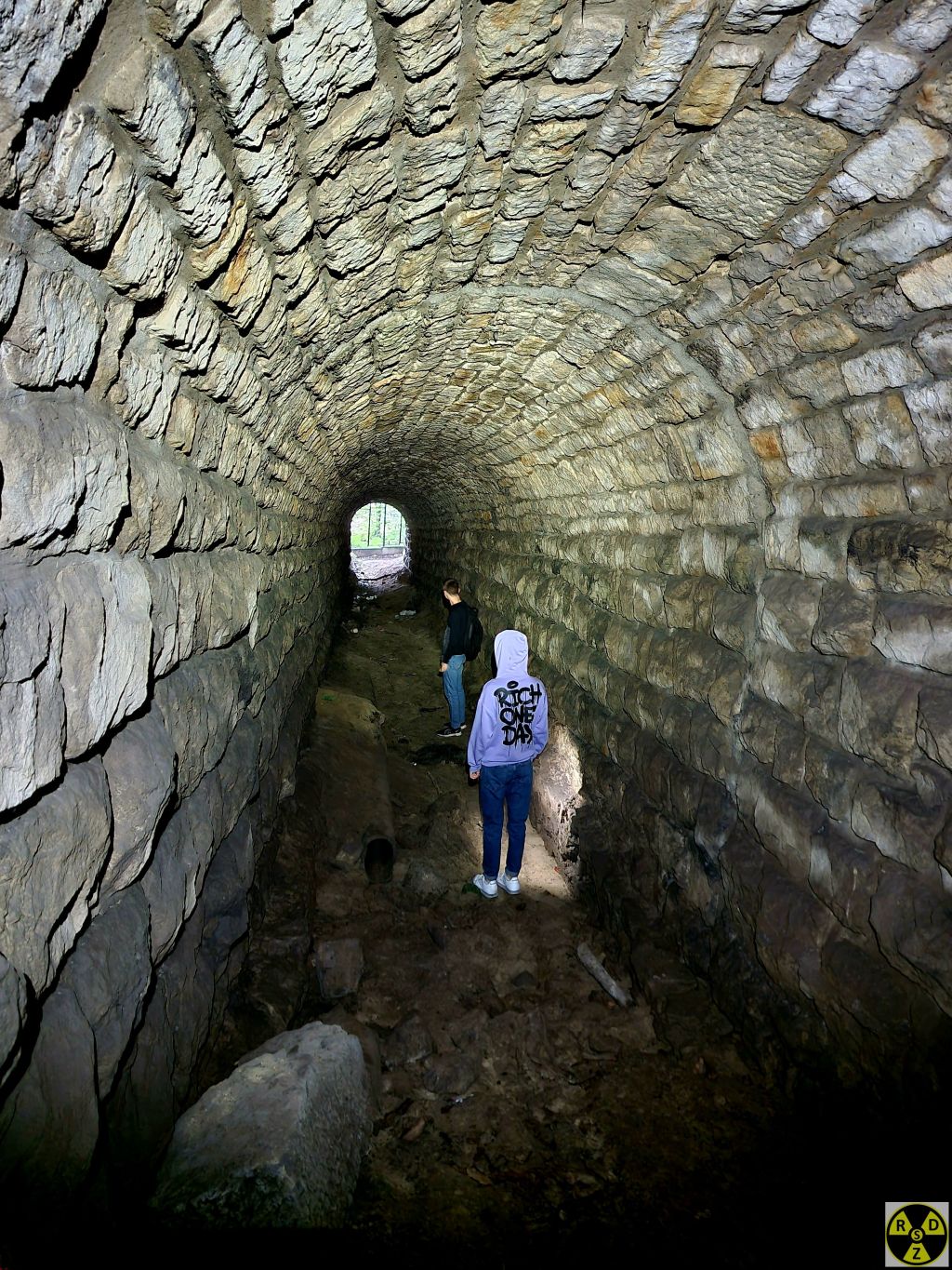 Алекс і Діма всередині тунелю. Вид на вхід зі сторони Емілі Резорту