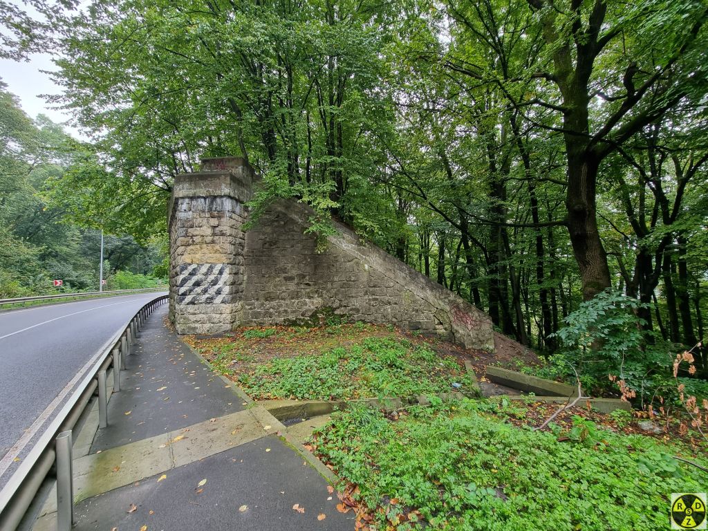Щоб потрапити в тунель спочатку йдемо праворуч від моста