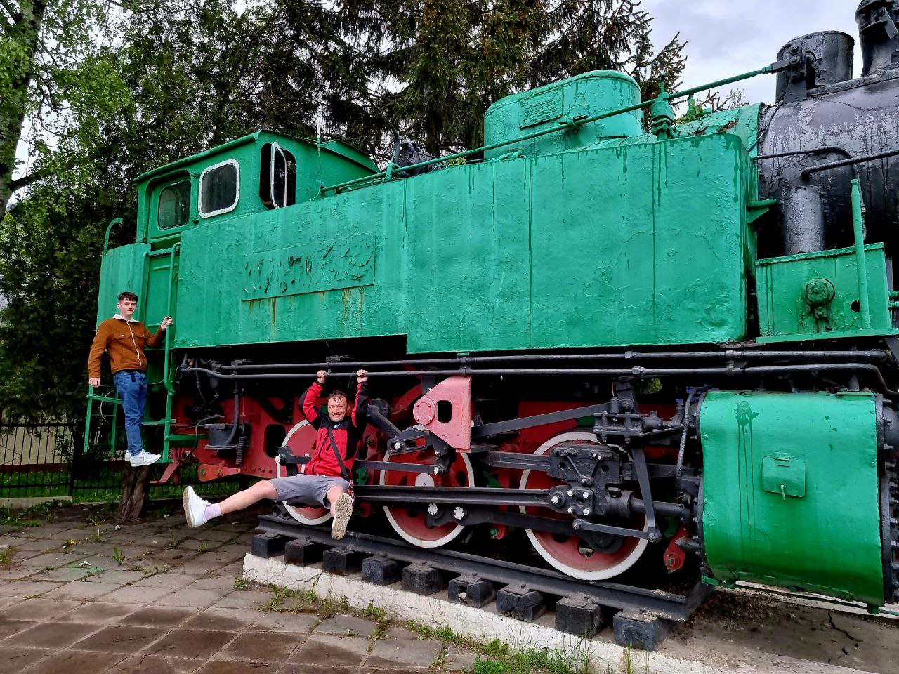 Також тут є справжній паровозік. Схожий колись ходив фантомною залізницею