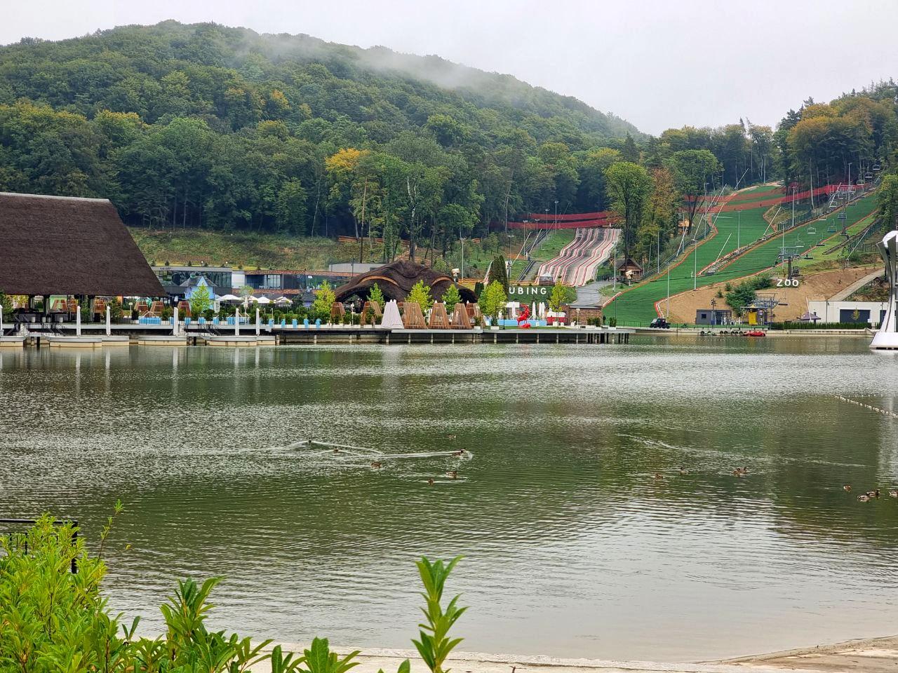 Озеро, зоопарк та лижні траси в Emily Resort