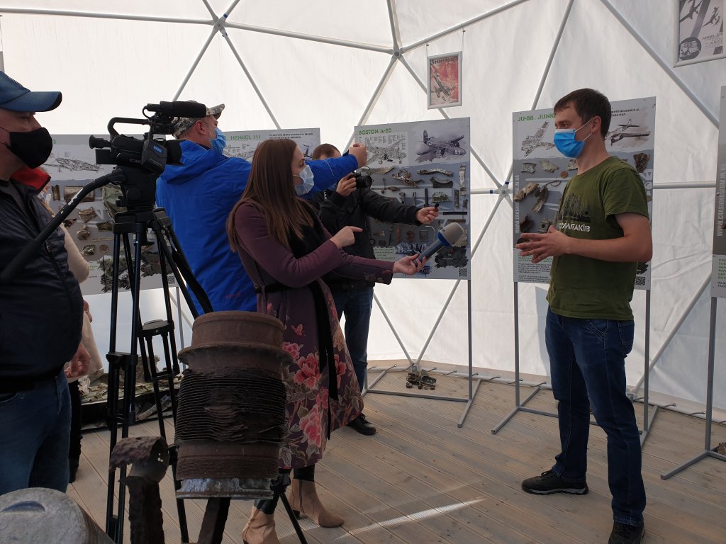 Михайло розповідає журналістам про роботу музею