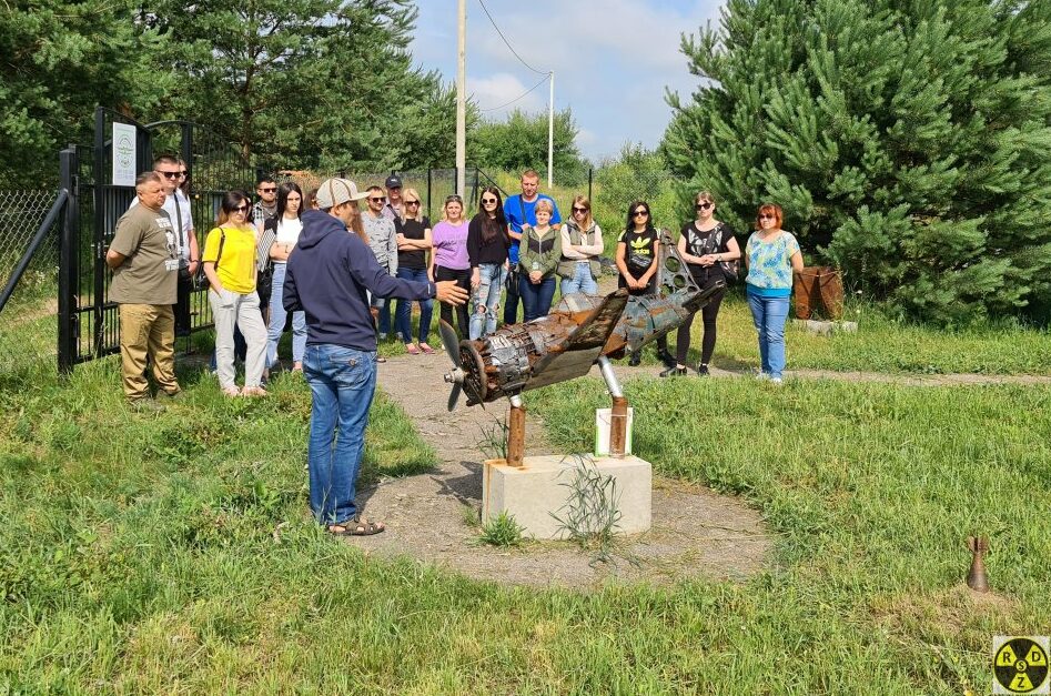 Екскурсія музеєм. Міша розповідає про наш символ - літак що зварений з уламків 12 інших літаків які впали на Західній Україні