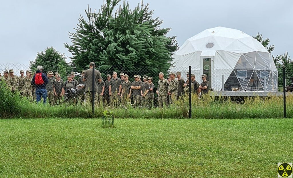 Зате з курсантами працювати дуже просто. Вони дисципліновані і уважно слухають