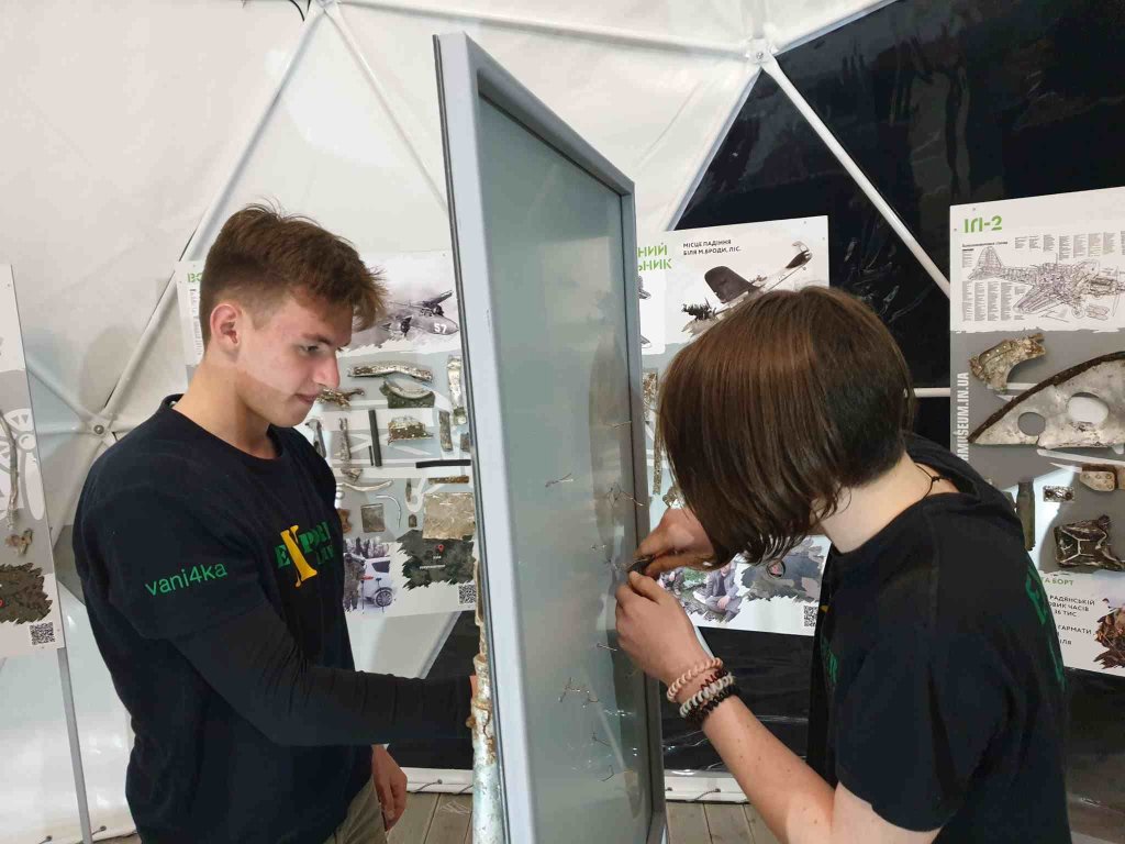 Іван і Влад створюють стенди музею. ПОтім вони проводили екскурсії. З початком війни обоє пішли добровольцями здобувати нові експонати :)