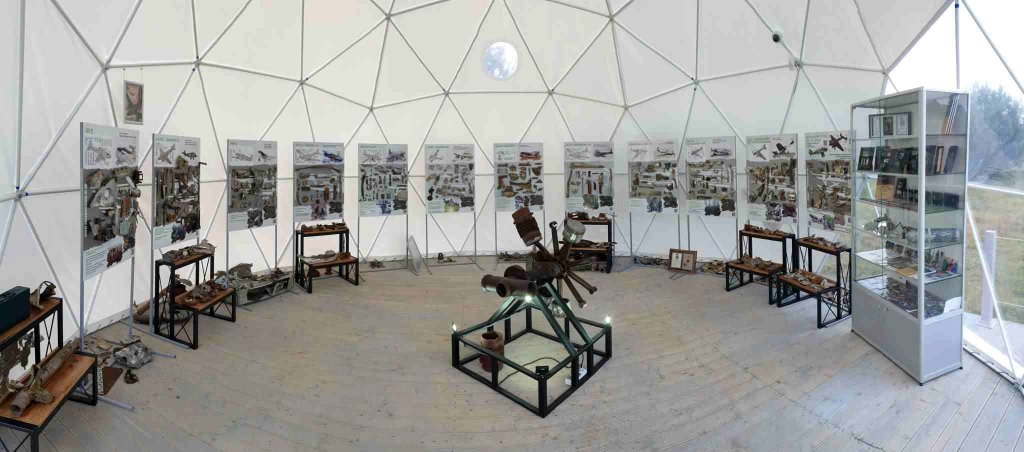 Всередині музею Загиблих Літаків представлено залишки 12 бортів що впали на Західній Україні