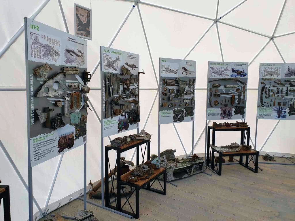 Стенди з деталям від літаків всередині музею