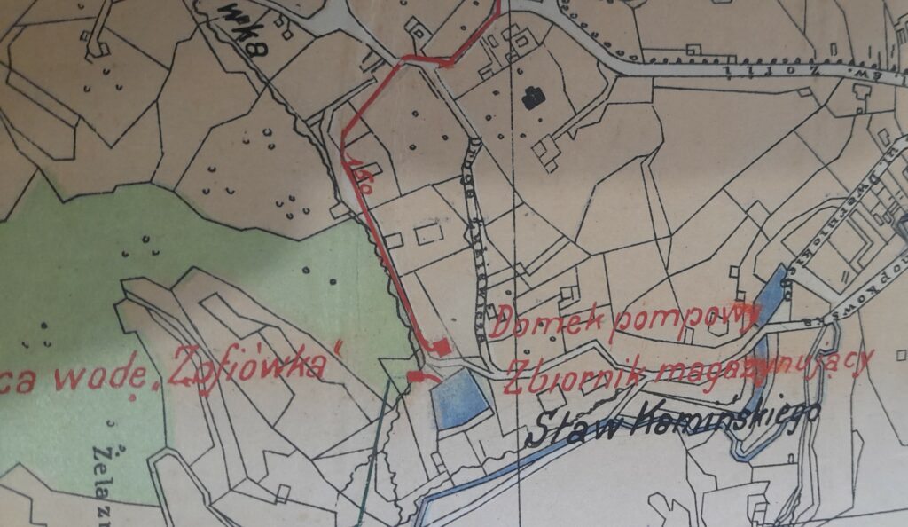 Мапа прокладення водопроводу від ставу Камінського до електростанції на Персенківці, 1910 рік. Квіткове домогосподарство позначено на цій мапі умовно двома квадратами. Також видно, що один з перших водопроводів у Львові проходив повз територію господарства.