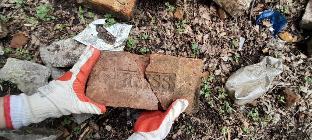 Зразок цегли «Reiss», знайдені на території квіткового господарства у 2023 році