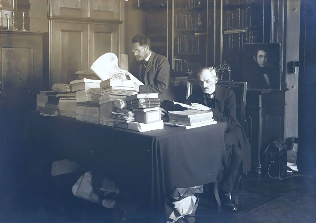 Францішек Яворський за роботою в архіві Львівського магістрату