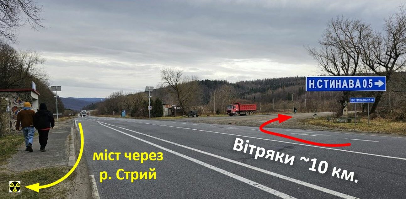 Поворот з траси до вітряків (праворуч) та на оглядовий міст (ліворуч)