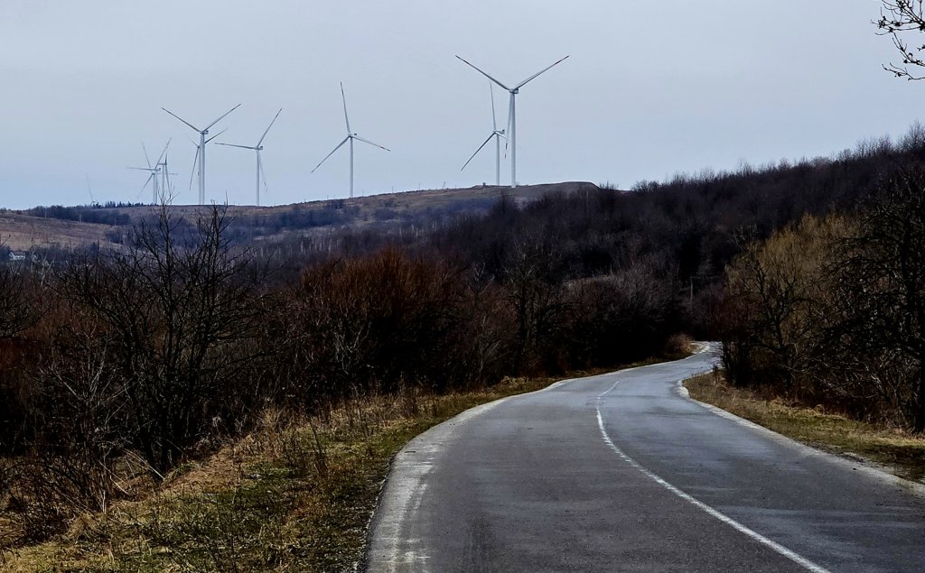 Вид на вітряки з дороги до села Орів