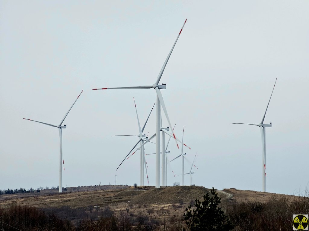 Ці десять вітряків по 5.5МВт кожен роблять цю ВЕС найпотужнішою діючою в Карпатах