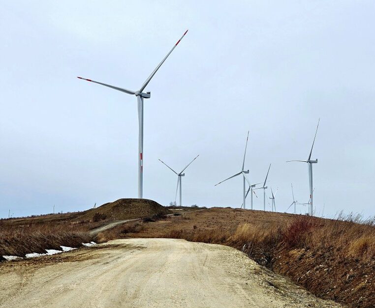 Так виглядає мальовнича дорога гірським хребтом поміж вітряками