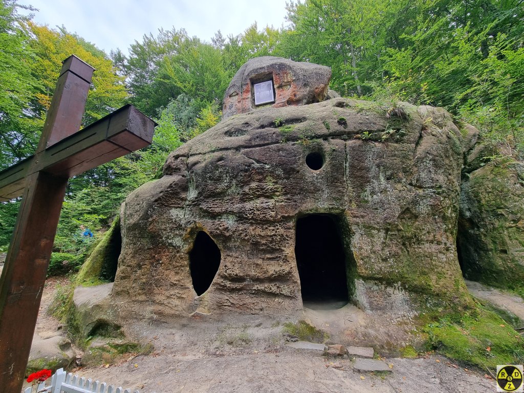 Одна із зал печерного монастиря в с. Розгірче