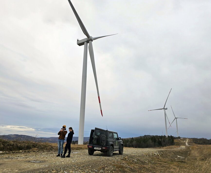 Алекс та Люда для масштабу наскільки ці вітряки великі