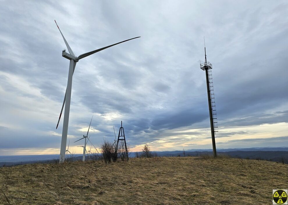 Вершина гори Белеїв (773м н.р.м) та тріангуляційний знак на ній
