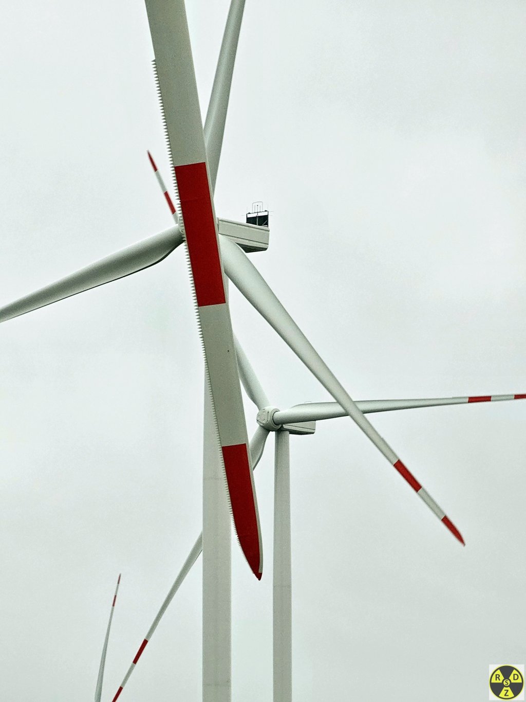 На відміну від своїх старших колег в Старому Самборі, ці вітряки мають спеціальну конструкцію лопатей яка майже не шумить