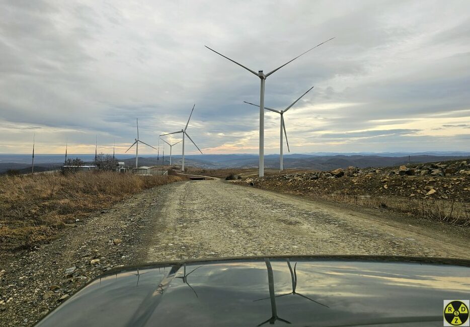 Через ~1 км ми впритул під'їжджаємо до нашої цілі - перших вітряків та будки охорони
