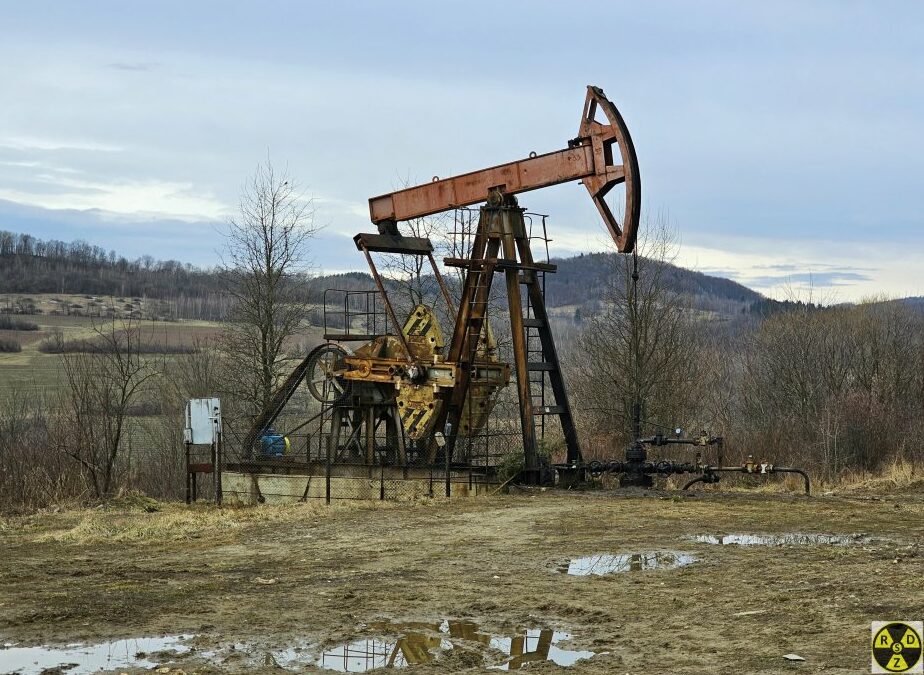 Поруч з вітряками мирно співіснують нафтові качалки. Теж доволі цікава штука яка робить нашу країну більш енергонезалежною