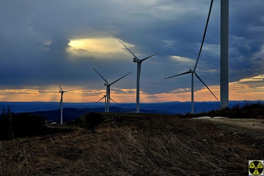 Вітряки та ранковий дощик поливає Сколівські Бескиди