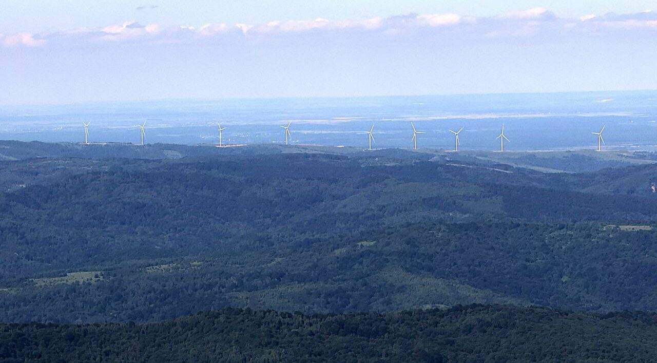 Вид з гори Параска на Орівські вітряки. Фото Роман Балук