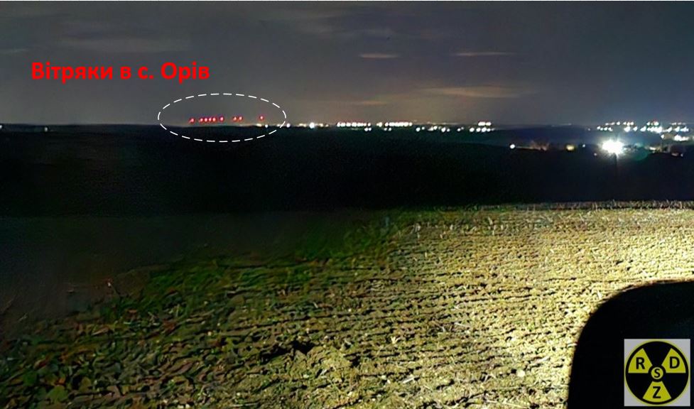 Вогні Орівських вітряків на горизонті. Вид зі Львова біля "Музею Загиблих Літаків"